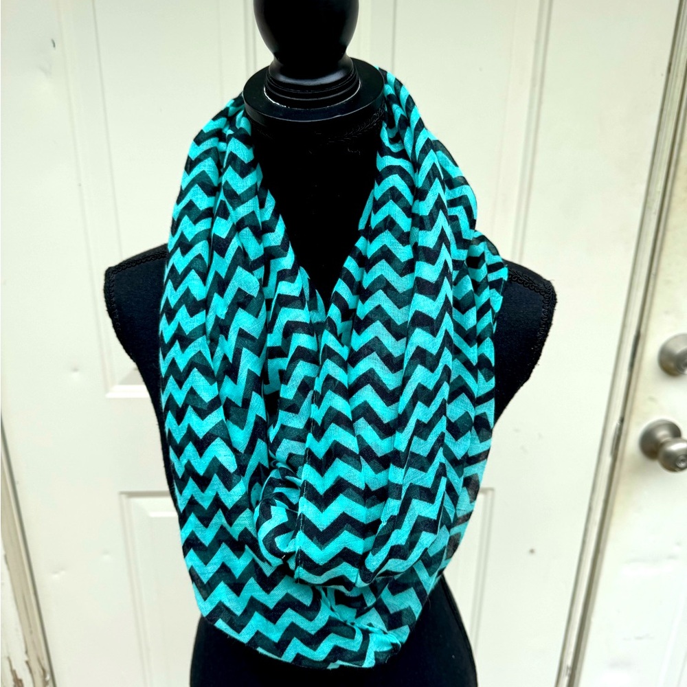 Infinity Scarf, Chevron pattern, Green & Black